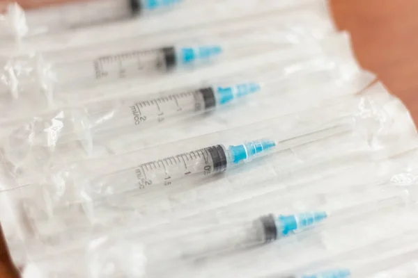 yeni tek kullanımlık enjeksiyon şırıngaları paket, yakın çekim, seçici odak