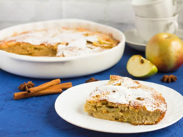 Традиційний домашній яблучний пиріг з корицею та чаєм на столі — стокове фото
