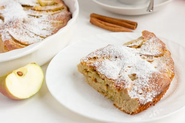Tradiční Domácí jablečný koláč se skopolit a čajovým náčiní na stole — Stock fotografie