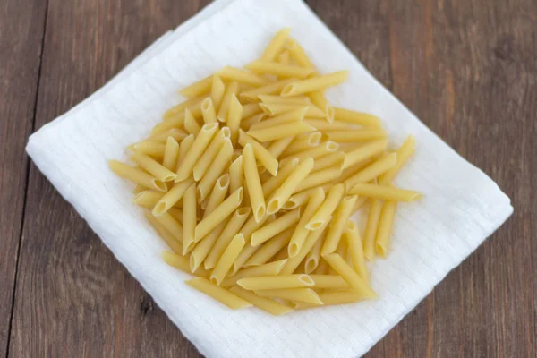 Penne Pasta zum Kochen, hautnah auf dem Tisch — Stockfoto