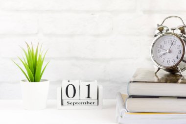 1 Eylül tahta bir takvim üzerinde çalar saat yanında, öğretim yılı başında kavramı
