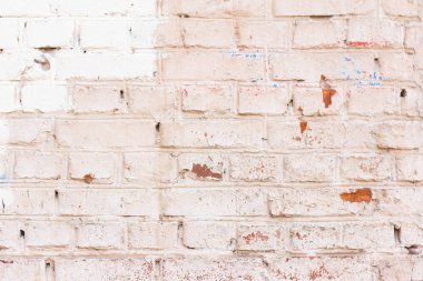 çok renkli boya kalıntıları ile eski tuğla duvar