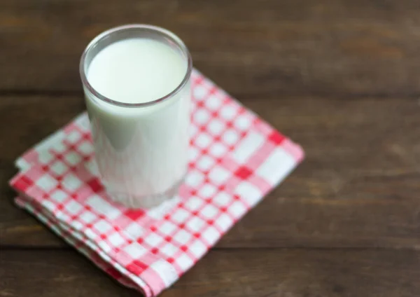 Sklenice mléka na dřevěné venkovské pozadí — Stock fotografie