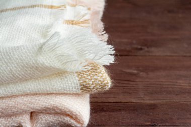 Ahşap arka plan üzerinde yumuşak ve sıcak katlanmış yün ekose
