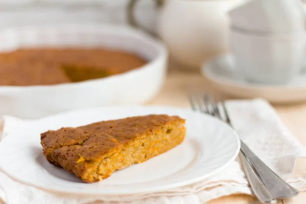 Ízletes friss házi sütőtök pite és tea edények az asztalon — Stock Fotó