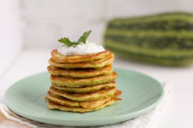 masada ekşi krema ve otlar ile taze lezzetli kabak krep