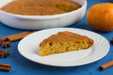 mavi arka planda lezzetli taze ev yapımı kabak pasta