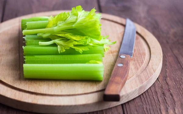 Celery closeup on wooden background. Stems of fresh organic green celery closeup. Healthy eating, diet concept — Stock Photo, Image