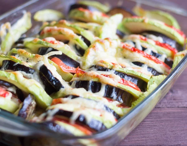Lezzetli mevsim sebzeleri. Patlıcan, kabak ve domates peynir ile pişmiş, Ratatouille