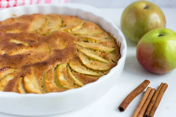 Домашний свежеиспеченный яблочный пирог с корицей, крупным планом — стоковое фото