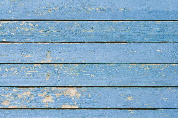 Un vieux fond en bois avec des clous et des fentes, un vieux panneau en bois vieilli peint en bleu, un fragment du mur d'une vieille maison en bois . — Photo