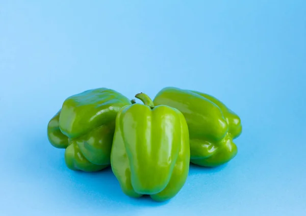 Paprika, große grüne Paprika auf blauem Hintergrund — Stockfoto