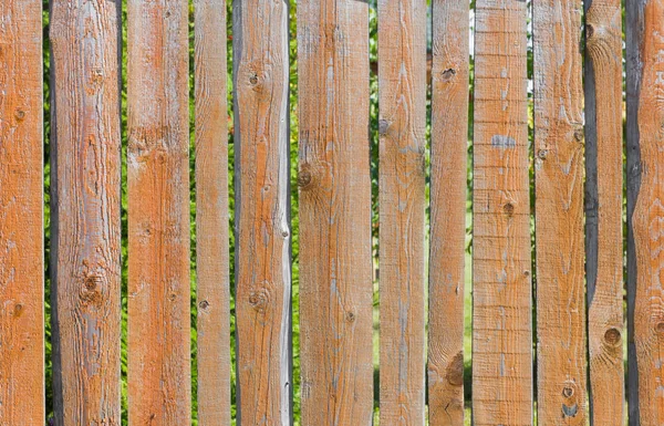 Rustiek houten hek met spleten, omheinde tuin — Stockfoto