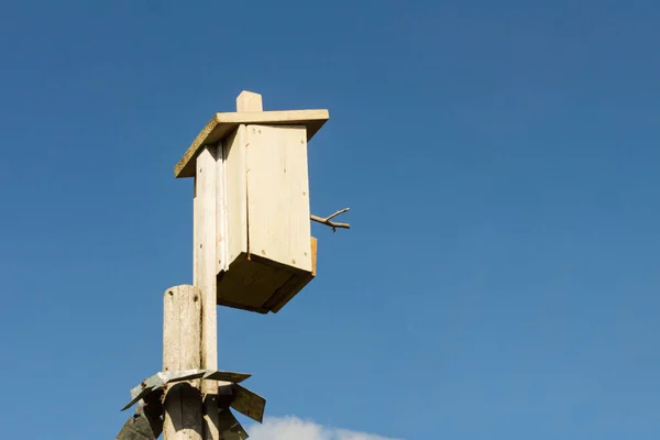 Drewniany domek dla ptaków na tle błękitnego nieba — Zdjęcie stockowe