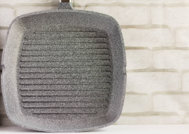 hafif arka planda yapışmaz kaplamalı boş ızgara tavası