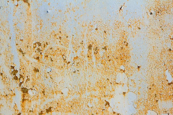 Pared de metal oxidado con pintura azul agrietada, óxido a través de la pintura — Foto de Stock