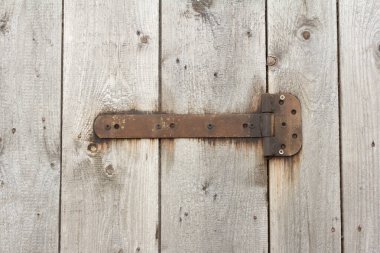 Paslı menteşe ile kapalı eski ahşap kapı parçası