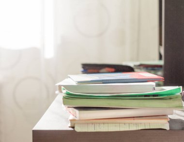 Öğrenci masasındaki dağınıklıkta not defterleri ve ders kitapları