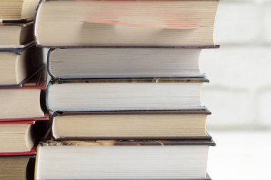 Masada renkli kitaplar yığını, ek eğitim ve öz eğitim kavramı