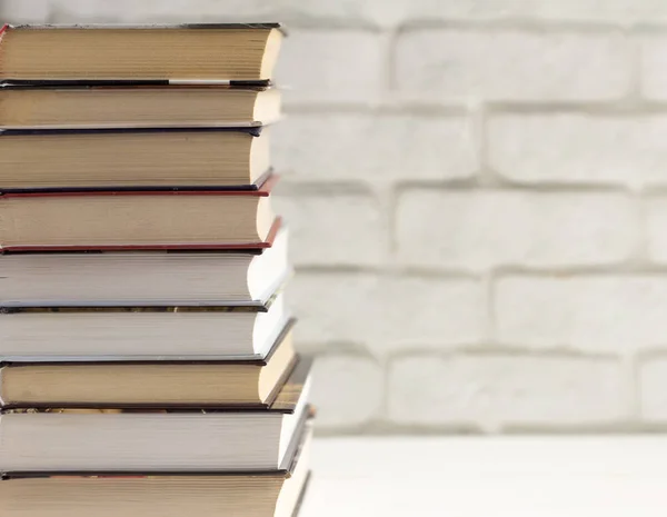 Ein Stapel bunter Bücher auf dem Tisch, das Konzept der Zusatzausbildung und Selbstbildung — Stockfoto