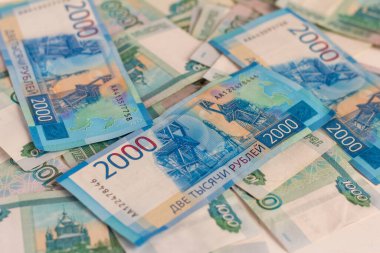 Para, Rus banknotları 1000 rublelik banknotlar halinde masaya saçıldı..