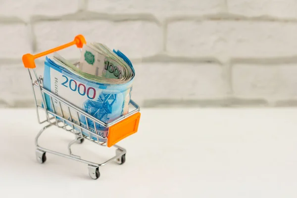 Alışveriş Arabasında Hesap Makinesinde Rus Rublesi Hayat Bütçesini Yönetmek Için — Stok fotoğraf