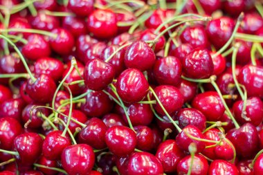 Tezgahta olgun kirazlar. Kirazların arka planı..