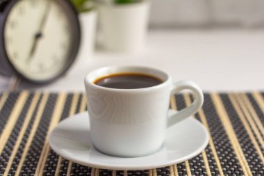 Masanın üzerinde küçük bir fincan sabah kahvesi.