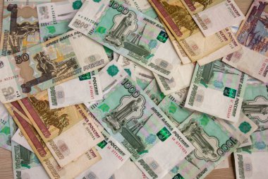 Para, Rus banknotları ve çeşitli banknotlar masaya saçıldı..