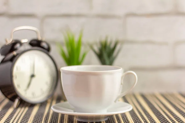 Secangkir kopi kecil kopi pagi di atas meja. — Stok Foto
