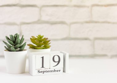 Tahta takvime göre 19 Eylül. Yaz günü, metin için boş alan. Ağustos ayı için açık arkaplan takvimi.