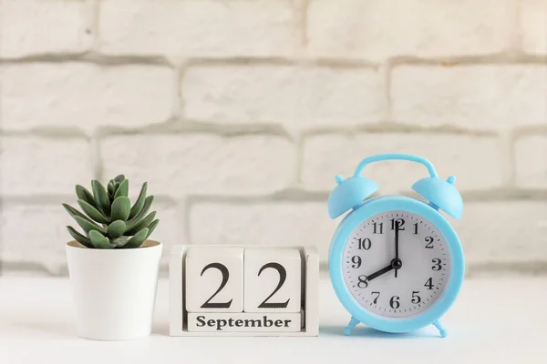 September Pada Kalender Kayu Sebelah Jam Alarm Hari September Ruang — Stok Foto