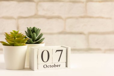 7 Ekim 'de bir masa ya da rafta tahta takvimde. Sonbahar ayının bir günü. Ekim ayı takvimi. Sonbahar