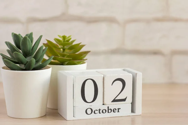 2 Oktober pada kalender kayu pada tabel atau shelf.One hari dari musim gugur month.Calendar untuk Oktober. Musim Gugur — Stok Foto