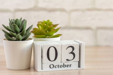 3 Ekim 'de bir masa ya da rafta tahta takvimde. Sonbahar ayının bir günü. Ekim ayı takvimi. Sonbahar.