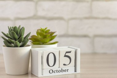 5 Ekim 'de bir masa ya da rafta tahta takvimde. Sonbahar ayının bir günü. Ekim ayı takvimi. Sonbahar.