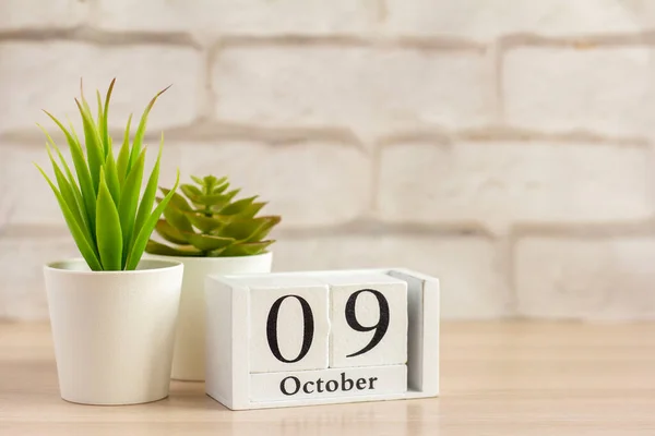 9 Oktober pada kalender kayu pada tabel atau shelf.One hari dari musim gugur month.Calendar untuk Oktober. Musim Gugur — Stok Foto