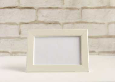 Boş bir resim çerçevesi bir tablo veya raf üzerinde boşluğun bir kopyası.