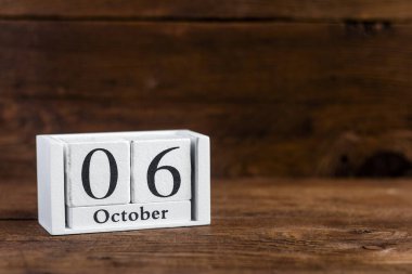 Takvimde 6 Ekim. Koyu ahşap bir arka plan. Sonbahar ayının tarihi..