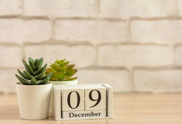 9 Desember pada kalender kayu .Winter day, ruang kosong untuk teks .Calendar untuk Desember pada latar belakang cahaya. — Stok Foto