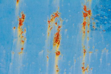 Paslı mavi metal duvar. Lekeli ve pas izli mavi metal arka plan. Metal yüzeyde pas lekeleri var..