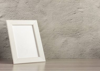 Tablonun ya da rafın üzerinde boş bir fotoğraf çerçevesi ve yerin bir kopyası