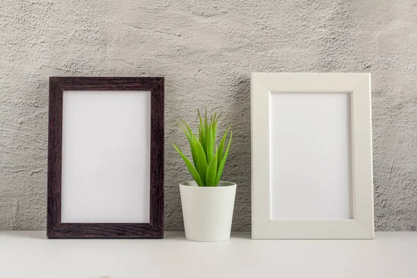Dos marcos de fotos vacíos en una mesa o estante con una copia del espacio —  Fotos de Stock