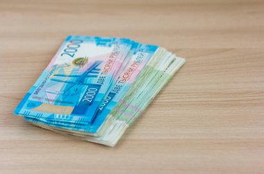 Rus parası. Masada iki bin banknot var..