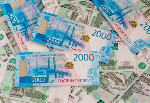 El dinero ruso. Mil dos mil billetes están sobre la mesa. — Foto de Stock
