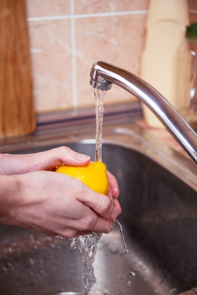 Concept Hygiène Soins Santé Sécurité Close Hands Washing Lemon Fruit — Photo