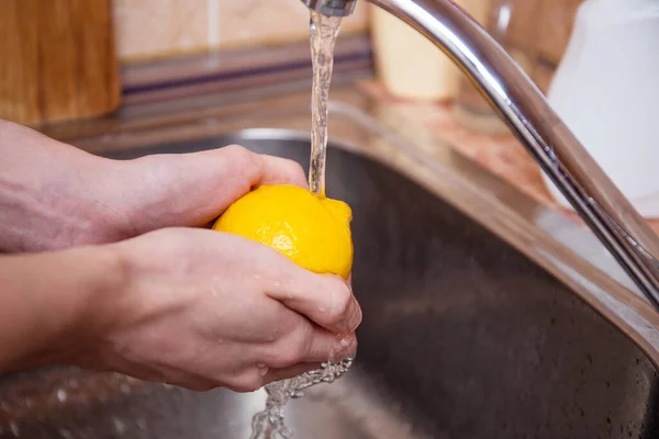 Concept Hygiène Soins Santé Sécurité Close Hands Washing Lemon Fruit — Photo