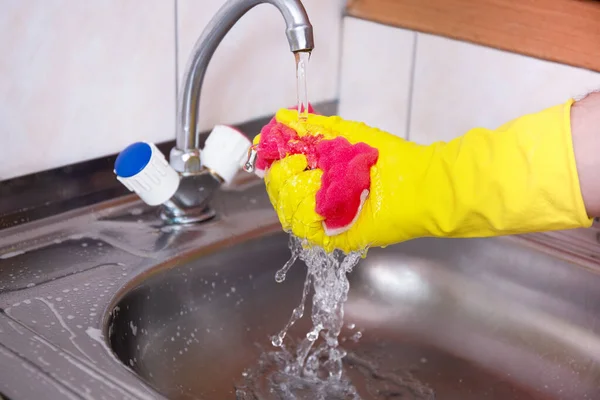 Mains Dans Les Gants Jaunes Lavabo Propre Avec Éponge Agent — Photo