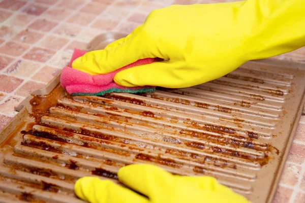 Les Mains Dans Les Gants Domestiques Jaunes Retirent Graisse Une — Photo