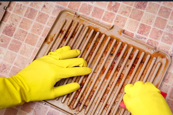 Les Mains Dans Les Gants Domestiques Jaunes Retirent Graisse Une — Photo